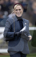 ROYALS -  Zara Tindall beim The Christmas Meeting auf dem Cheltenham Race Course