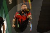 PDC world darts: Michael Smith given scare by Kevin Doets on opening night