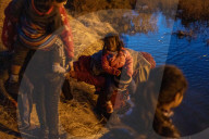NEWS - Migranten versuchen, den Fluss Rio Grande zur Grenze der Vereinigten Staaten zu überqueren
