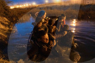 NEWS - Migranten versuchen, den Fluss Rio Grande zur Grenze der Vereinigten Staaten zu überqueren

