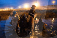 NEWS - Migranten versuchen, den Fluss Rio Grande zur Grenze der Vereinigten Staaten zu überqueren
