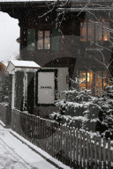 FEATURE - Gstaads berühmte Luxusboutiquen bei Schneefall an Silvester 2023