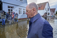 NEWS - Bundeskanzler Olaf Scholz beim Besuch des Hochwassergebiets an der Aller an Silvester