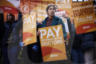Junior doctors' leaders warn of more strikes unless ministers make new offer