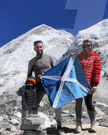 FEATURE - Der 2-jährige Brite Carter Dallas erreicht als jüngstes Kind in der Geschichte das Basislager des Mount Everest