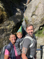 FEATURE - Der 2-jŠhrige Brite Carter Dallas erreicht als jŸngstes Kind in der Geschichte das Basislager des Mount Everest