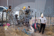 NEWS - USA: Migranten versuchen trotz aller Grenzsicherung, die texanische Grenze zu überqueren