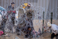 NEWS - USA: Migranten versuchen trotz aller Grenzsicherung, die texanische Grenze zu überqueren