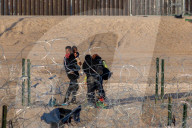 NEWS - USA: Migranten versuchen trotz aller Grenzsicherung, die texanische Grenze zu überqueren