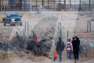NEWS - USA: Migranten versuchen trotz aller Grenzsicherung, die texanische Grenze zu überqueren