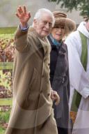 ROYALS - König Charles und Königin Camilla in der Kirche von Sandringham am Sonntag