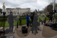 ROYALS - Medienteams vor dem Buckingham Palace in London