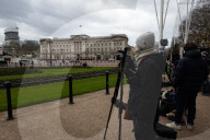 ROYALS - Medienteams vor dem Buckingham Palace in London