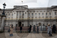 ROYALS - Medienteams vor dem Buckingham Palace in London