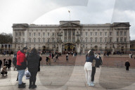 ROYALS - Medienteams vor dem Buckingham Palace in London
