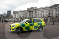 ROYALS - Medienteams vor dem Buckingham Palace in London