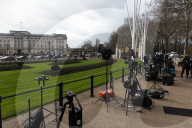 ROYALS - Medienteams vor dem Buckingham Palace in London