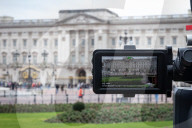 ROYALS - Medienteams vor dem Buckingham Palace in London