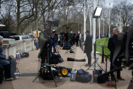 ROYALS - Medienteams vor dem Buckingham Palace in London