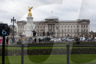 ROYALS - Medienteams vor dem Buckingham Palace in London