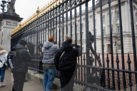 ROYALS - Medienteams vor dem Buckingham Palace in London