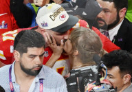 PEOPLE - Travis Kelce küsst seine Freundin Taylor Swift nach dem gewinn der Super Bowl LVIII