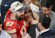 PEOPLE - Travis Kelce küsst seine Freundin Taylor Swift nach dem gewinn der Super Bowl LVIII