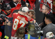 PEOPLE - Travis Kelce küsst seine Freundin Taylor Swift nach dem gewinn der Super Bowl LVIII