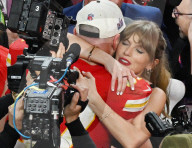 PEOPLE - Travis Kelce küsst seine Freundin Taylor Swift nach dem gewinn der Super Bowl LVIII