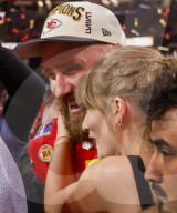 PEOPLE - Travis Kelce küsst seine Freundin Taylor Swift nach dem gewinn der Super Bowl LVIII