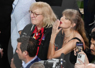 PEOPLE - Travis Kelce küsst seine Freundin Taylor Swift nach dem gewinn der Super Bowl LVIII