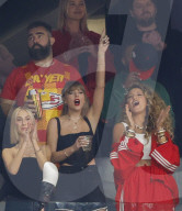PEOPLE - Travis Kelce küsst seine Freundin Taylor Swift nach dem gewinn der Super Bowl LVIII