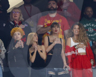 PEOPLE - Travis Kelce küsst seine Freundin Taylor Swift nach dem gewinn der Super Bowl LVIII