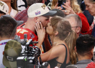 PEOPLE - Travis Kelce küsst seine Freundin Taylor Swift nach dem gewinn der Super Bowl LVIII