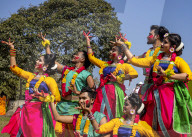 FEATURE - Tänzerinnen und Tänzer in traditioneller Kleidung tanzen und zeigen eine farbenfrohe Routine mit Kreidepulvern in Bangladesh