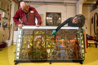 FEATURE -  Präraffaelitisches Glasfenster, das von Sir Edward Coley Burne-Jones entworfen wurde