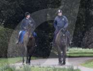 ROYALS - Prince Andrew beim Ausritt durch den Park von Schloss Windsor