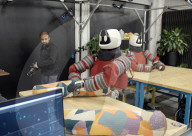 Robot can use all its body to grasp and carry just like a human