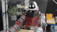 Robot can use all its body to grasp and carry just like a human