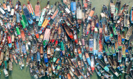 FEATURE - Boote und Fähren bringen  Menschen zu einem Festival in Bangladesch