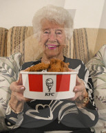 FEATURE - Urgroßmutter Violet Osborne feiert ihren 100. Geburtstag mit einem Riesen-Becher von KFC