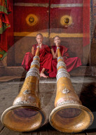 FEATURE - Mönche spielen lange traditionelle Hörner in Bhutan