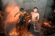 FEATURE - Flammen und Rauch an Siat Geni im Dorf Nagi auf Bali, Indonesien