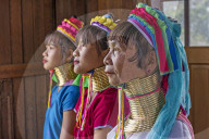 FEATURE - Kayan in Myanmar tragen schwere Messingringe um ihre Hälse