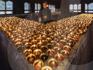FEATURE - Buddhistische Mönche sind von Hunderten von Kerzen umgeben