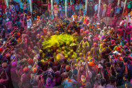 FEATURE - Gläubige, die am Lathmar Holi Festival teilnehmen, sind mit buntem Pulver bedeckt