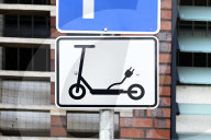 Hilft nur bedingt: Ein ausgewiesener Parkplatz für E-Roller in Hamburg Bergedorf