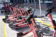 Hilft nur bedingt: Ein ausgewiesener Parkplatz für E-Roller in Hamburg Bergedorf