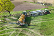 Themenfoto Landwirtschaft,Duengen+++  Theme photo Agriculture, fertilizers with pesticides