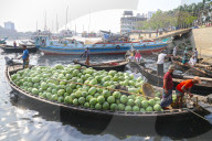 FEATURE - Händler entladen Hunderte von Wassermelonen aus einem Boot